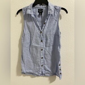 Jones & Co. linen Sleeveless Light Blue Button-Up Top